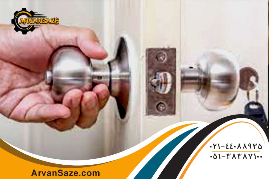 تصویر یک دست در حال بستن دربی با دستگیره گرد، در حالی که کلید پشت درب است